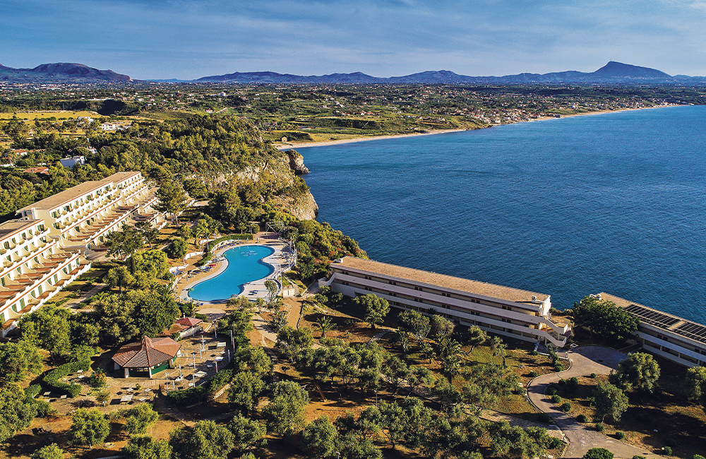 Das 4-Sterne-Resort fügt sich harmonisch in das Bild der Steinküste ein.