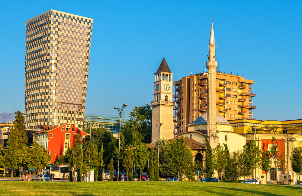 Herzlich willkommen in Tirana. Die außergewöhnliche Architektur sticht aus dem Stadtbild heraus.
