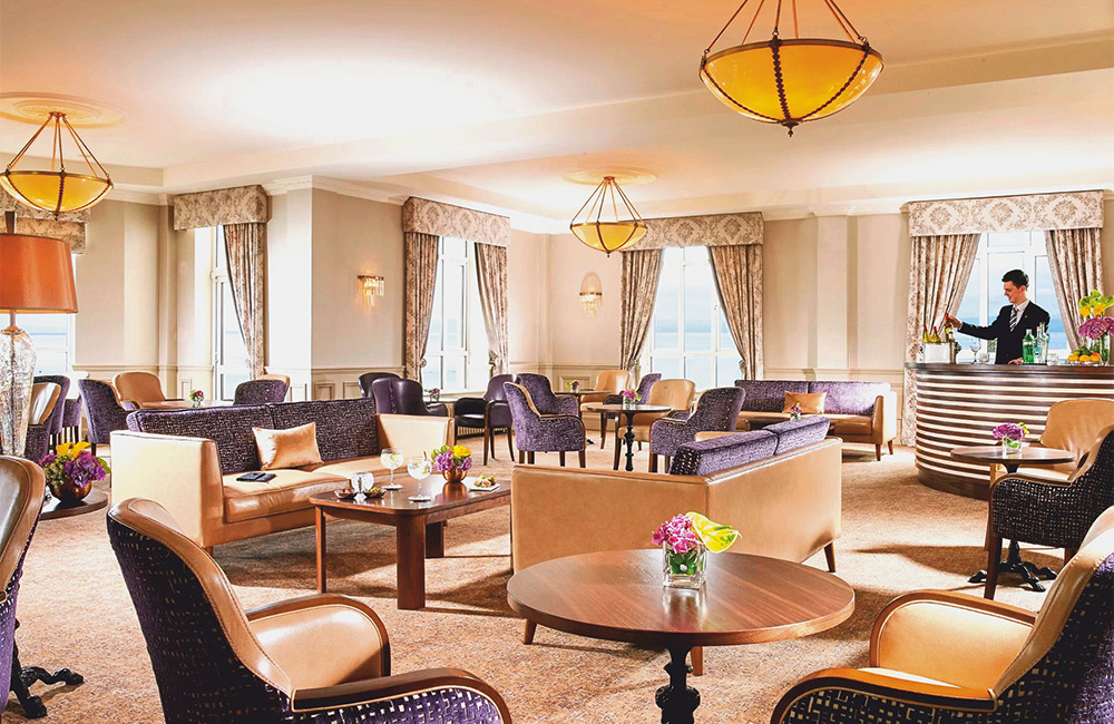 Elegante Lounge im Hotel „Galway Bay“