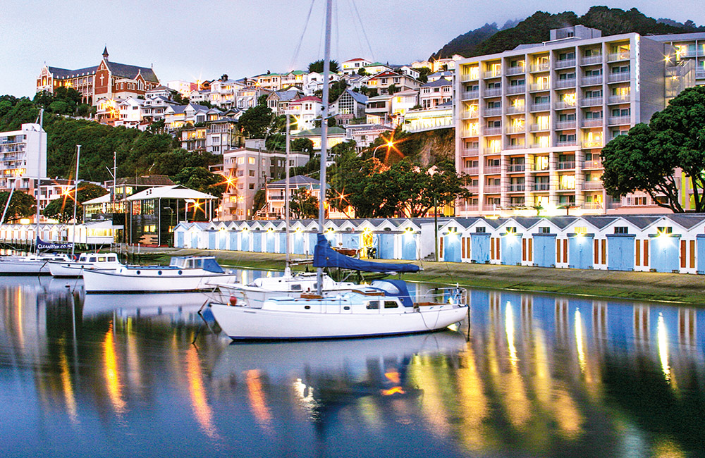 Das Hotel liegt an der Wellingtons Promenade mit Blick auf den  Hafen.