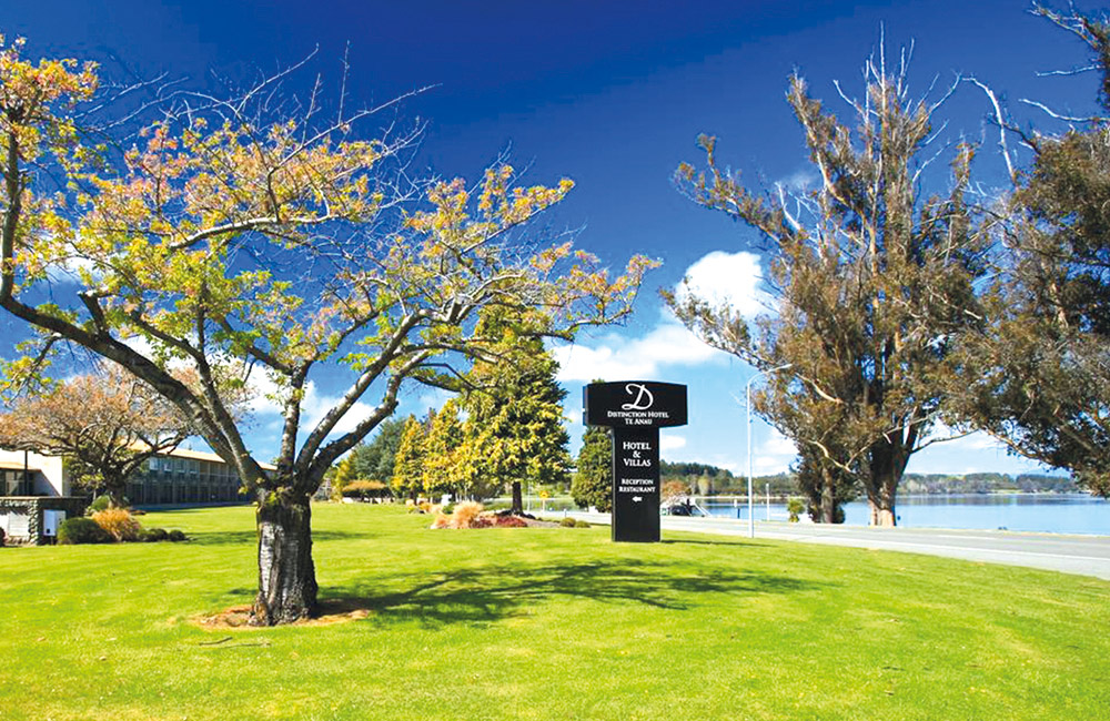 Das Hotel liegt am wunderschönen See Te Anau.